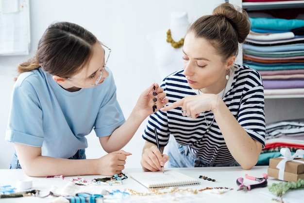 Dwie osoby haftujące razem